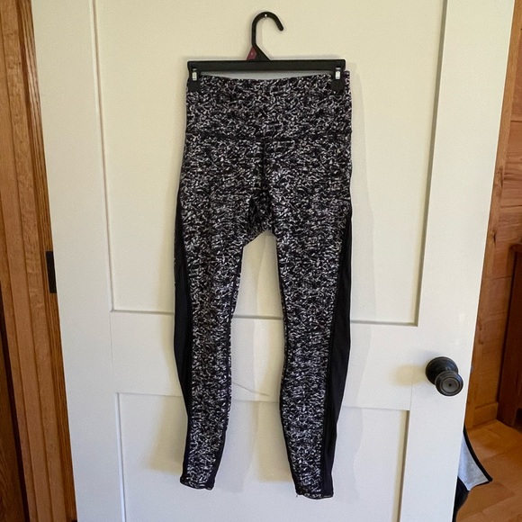 Lululemon black and white pattern align size 6, mesh down side of leg - Picture 3 of 13